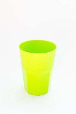 Beyaz arkaplanda yeşil ve mavi camlar