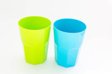 Beyaz arkaplanda yeşil ve mavi camlar