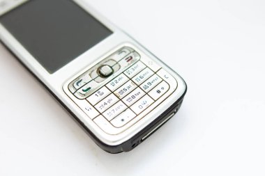 Beyaz arkaplandaki eski düğmeli telefon