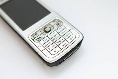 Beyaz arkaplandaki eski düğmeli telefon