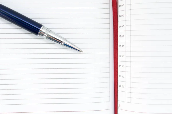 Ένα Στυλό Ένα Σημειωματάριο Βρίσκεται Ένα Ημερολόγιο — Φωτογραφία Αρχείου