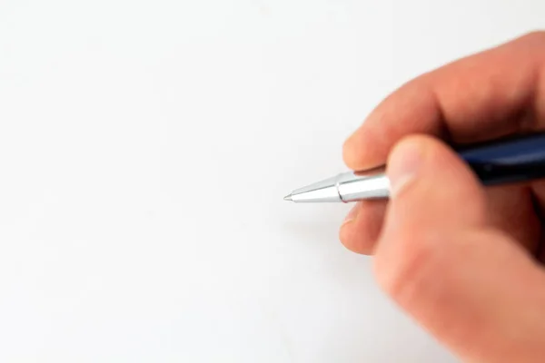 Πένα Στο Χέρι Λευκό Φόντο Φύλλο — Φωτογραφία Αρχείου