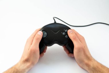 Oyun joystick 'i ellerinde