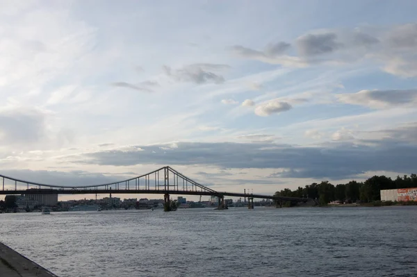 市内の川に架かる大きな橋です — ストック写真