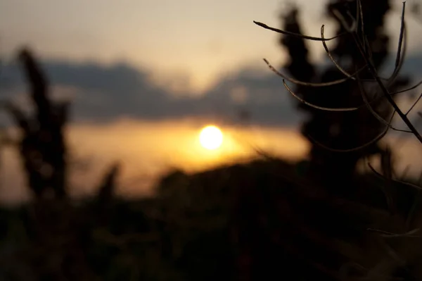 雲に包まれた美しい夕日の空 — ストック写真