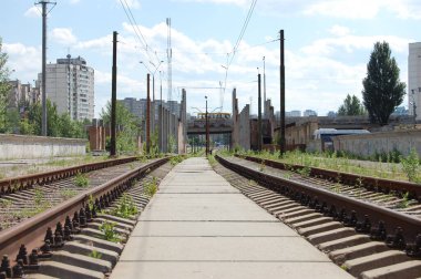 Şehirdeki eski tren rayları