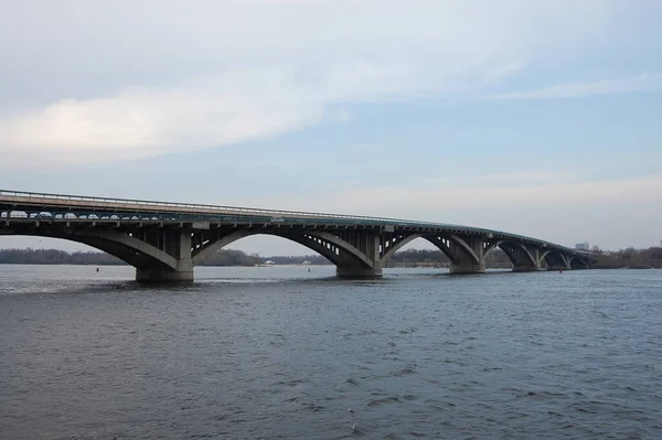 市内の川に架かる大きな橋です — ストック写真