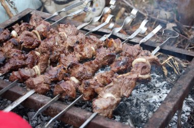 Domuz eti ve ızgarada biftek şişi.