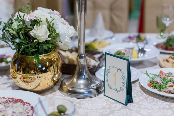 装飾のあるレストランでの結婚式のパーティーでの食事 — ストック写真