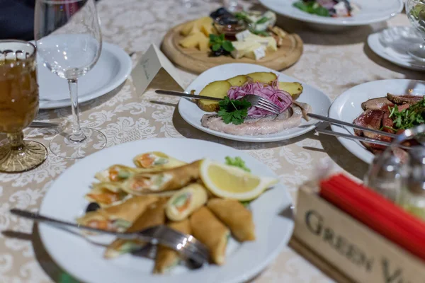 Düğün Partisinde Yemek Dekorlu Bir Restoranda — Stok fotoğraf