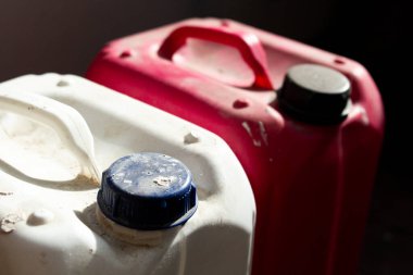 Kirli plastik kaplar bir karışımı onarmak için