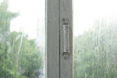 Beyaz ahşap kirli pencereler sokaklar