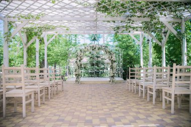 Düğün kemeri. Parkta sandalyeler.