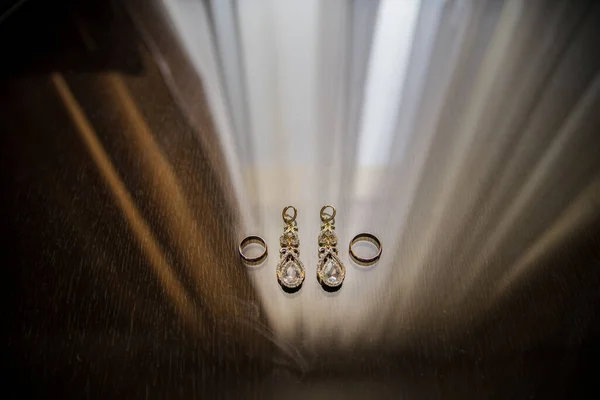 Весільні Золоті Кільця Столі Прикрасою — стокове фото