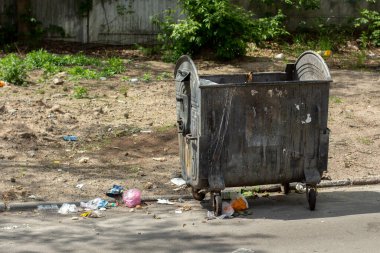 Sokakta bir sürü çöp kutusu var.