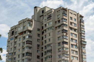 Bulutlu gökyüzüne karşı yüksek apartman