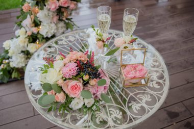 Şampanya ve halkalar tören için kemer masasında.