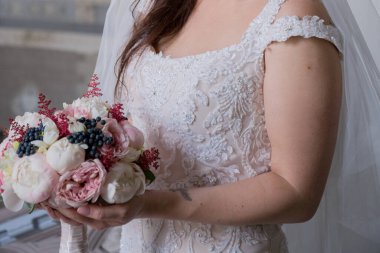 Merdivenlerde klasik binadaki gelin.