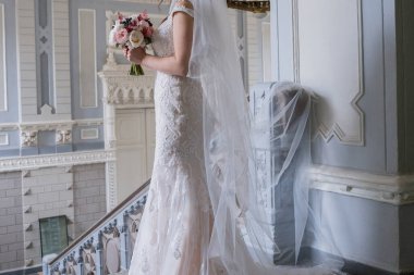 Merdivenlerde klasik binadaki gelin.