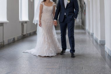 Damat ve gelin, mahsul binasının yanında duruyor.