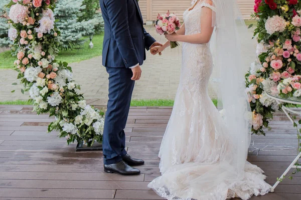 Braut Und Bräutigam Bei Der Trauung — Stockfoto