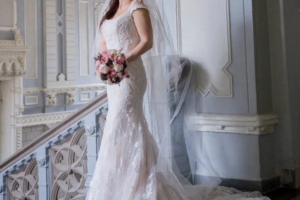 階段のヴィンテージビルの花嫁 — ストック写真
