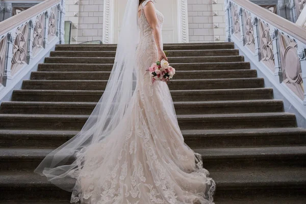 階段のヴィンテージビルの花嫁 — ストック写真