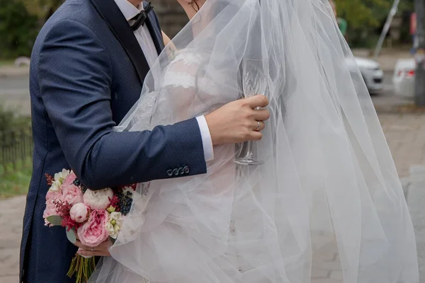 Невеста Жених Обнимаются Вместе Букетом — стоковое фото