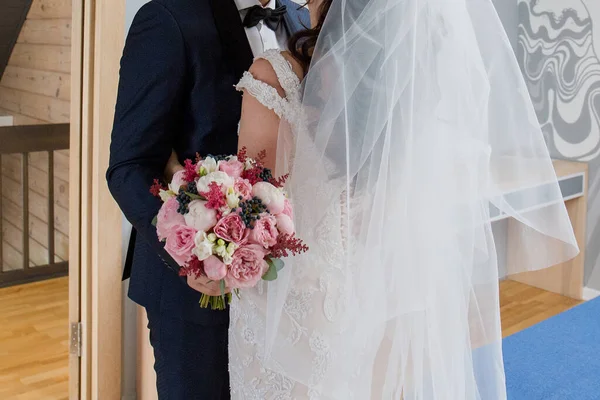 Sposa Sposo Coccole Insieme Con Bouquet — Foto Stock