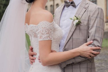 Gelin ve damat birlikte yaz parkında.