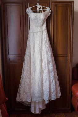 Gelinin gelinliği dolapta asılı.