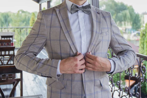 Man Puts Suit Veranda — Stock Photo, Image