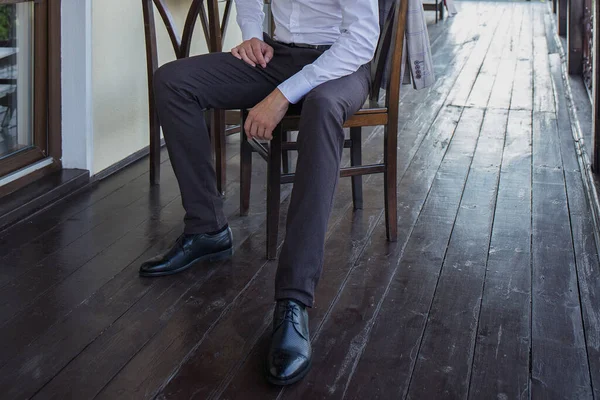 Άντρας Φοράει Κοστούμι Στη Βεράντα — Φωτογραφία Αρχείου