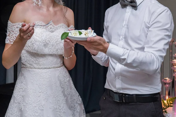 Noiva Noivo Cortam Bolo Casamento — Fotografia de Stock