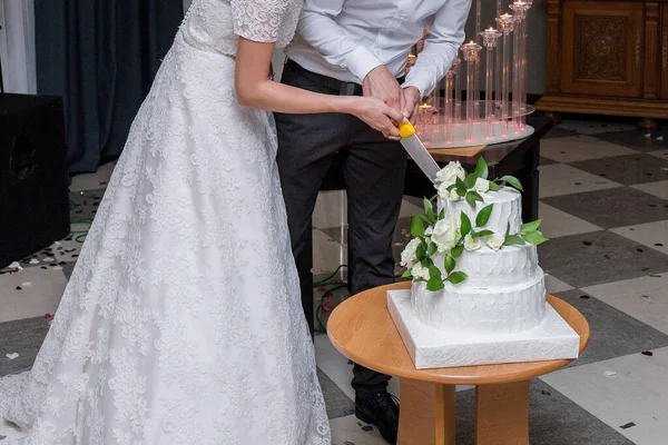 Bruden Och Brudgummen Skär Bröllopstårta — Stockfoto