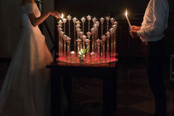 新郎新娘在婚礼上点燃蜡烛 — 图库照片