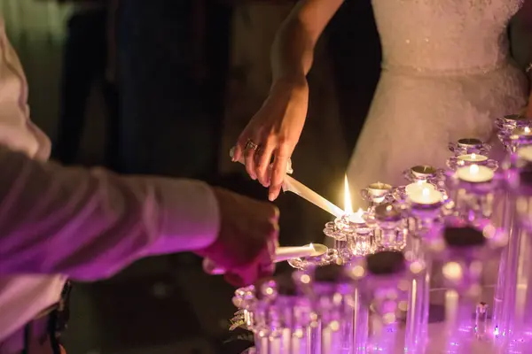 Наречена Наречений Запалюють Свічки Весіллі — стокове фото