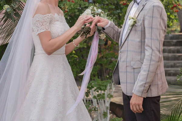 Bruden Och Brudgummen Vid Bröllopsceremoni — Stockfoto