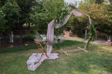 Düğün töreni için kemer ve sandalye dekoru.