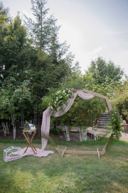 Düğün töreni için kemer ve sandalye dekoru.