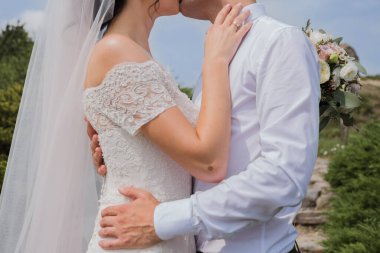 Gelin ve damat birlikte yaz parkında.