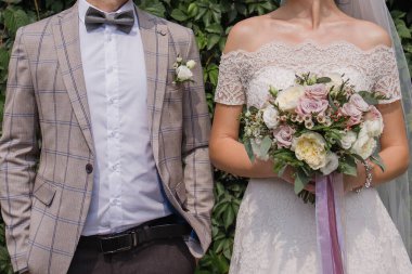 Gelin ve damat birlikte yaz parkında.