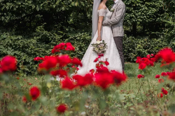 Braut Und Bräutigam Park Mit Blumen — Stockfoto