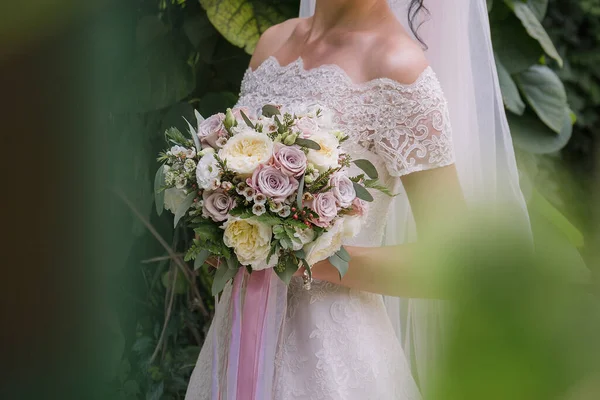 Bruid Met Boeket Bloemen Het Park — Stockfoto