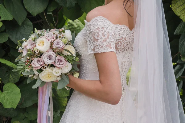 Braut Mit Blumenstrauß Park — Stockfoto