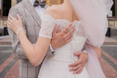 Gelin ve damat birlikte yaz parkında.