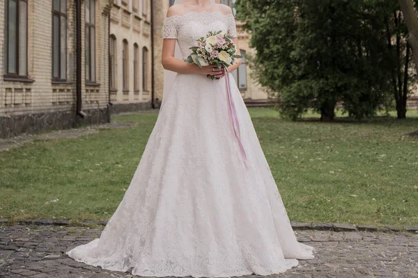 Braut Mit Blumenstrauß Park — Stockfoto