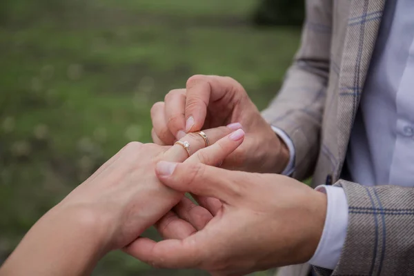 Noivo Noiva Colocam Anéis Suas Mãos — Fotografia de Stock
