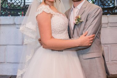 Gelin ve damat parkta birlikte.