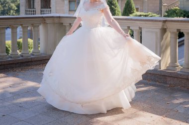 Bir yaz bir düğünde parka gelin geldi.